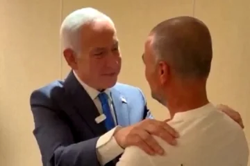 Netanyahu recibe al «héroe» que redujo al atacante del avión de Flydubai: «Le hice una llave y lo saqué de la cabina»