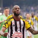 El Sevilla FC negocia la salida de Manu Bueno y negocia por Melayro Bogarde como sustituto