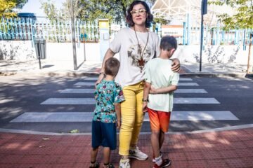 Las familias suplen con extraescolares la reducción de horas de colegio, pero no todas pueden pagarlas: “Los apunto porque trabajo”