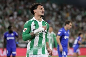 La paradoja del Betis: Valles salva en el área propia la ineficacia en la rival