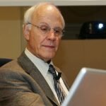 David Gross, Premio Nobel de Física, alerta a la sociedad: «Las probabilidades de que la humanidad viva 50 años más son muy bajas»