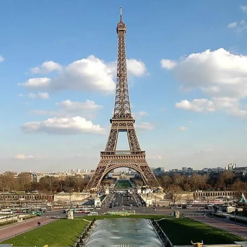 Dimite el director de la Torre Eiffel tras el escándalo por la exclusión de trabajadoras durante la visita de un grupo ultra hindú