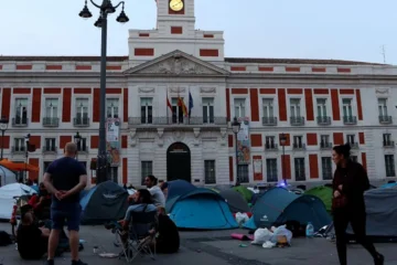 Cientos de personas duermen en Sol tras instalarse después de la manifestación de la vivienda en Madrid