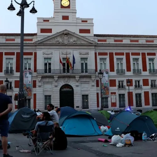 Cientos de personas duermen en Sol tras instalarse después de la manifestación de la vivienda en Madrid