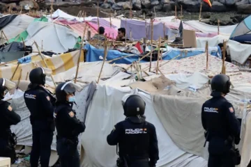 La policía desaloja el asentamiento de la playa próxima a la desaladora de Ceuta