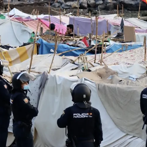 La policía desaloja el asentamiento de la playa próxima a la desaladora de Ceuta