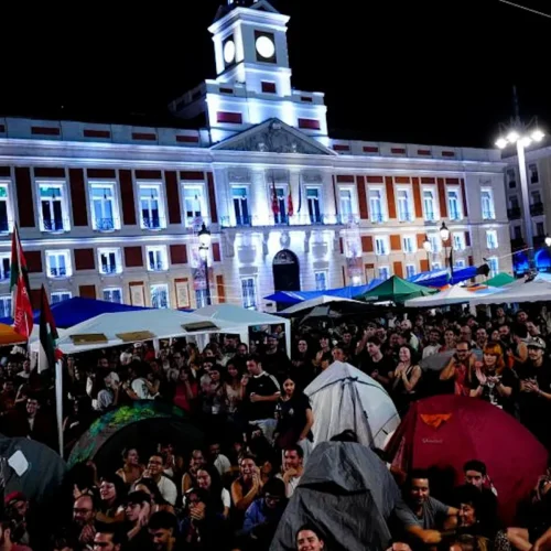 Segunda noche de acampada en Sol: «¿Dónde está el Gobierno progresista?»