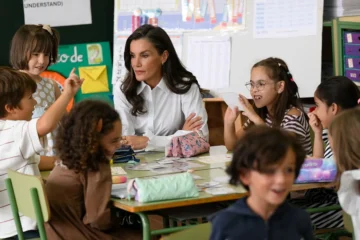 La Reina Letizia visita el colegio de Oviedo en el que estudió con emotivos reencuentros