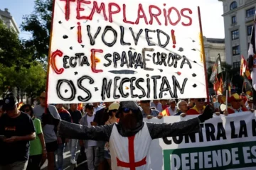 Miles de personas se manifiestan contra la gestión de la crisis de Ceuta en Madrid