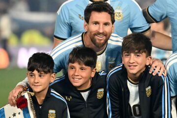 Messi se despide de la selección en Buenos Aires entre fuegos artificiales y lágrimas con el himno