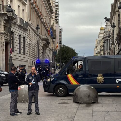Decreto de la vivienda: última hora sobre la votación y la acampada, en directo | El Congreso, blindado con al menos 500 agentes para evitar protestas de los acampados en Sol