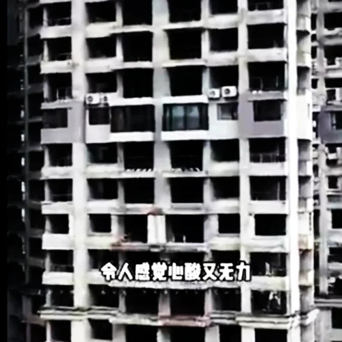 La única luz de un edificio fantasma: los chinos que viven entre las ruinas de la crisis inmobiliaria