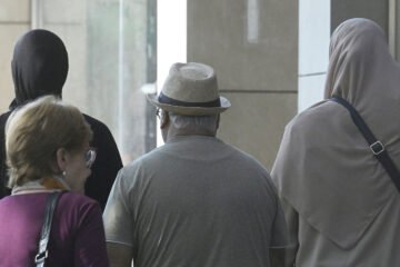 Segundo intento de prohibir el burka en Lérida: el PSC impulsa el veto junto a Junts y Vox