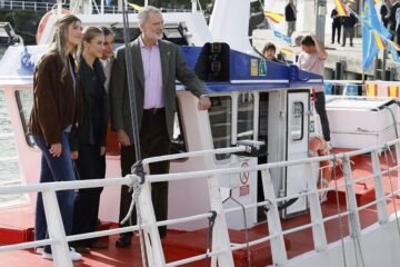 Folclore, anchoas y Leonor de Austria: la Princesa de Asturias recorre Llanes y homenajea a «todos los pescadores de España»
