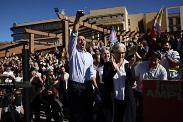 Colau llama a «llenar las calles» y «poner el cuerpo» frente a los políticos que solo usan su «piquito de oro»