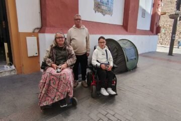 Una familia lleva una semana en la calle tras ser desalojada: «No queremos ayudas, sólo una vivienda de alquiler en la que entren las sillas de ruedas»