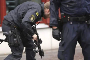 La Policía reduce a tiros a un hombre armado «que actuaba de forma agresiva» frente al Palacio Real de Estocolmo