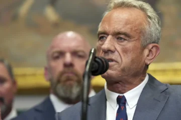 Una coalición de fiscales demanda al Secretario de Salud de Estados Unidos por eliminar vacunas infantiles