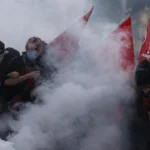 De los chalecos amarillos a los estudiantes: las protestas en Francia incendian de nuevo las calles con Macron de salida