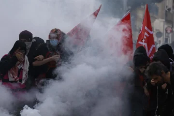 De los chalecos amarillos a los estudiantes: las protestas en Francia incendian de nuevo las calles con Macron de salida