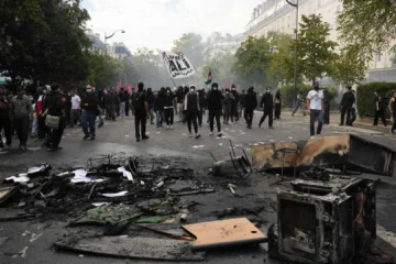 Imputan a un policía por romperle los dientes y fracturarle la mandíbula a un estudiante de 14 años durante las protestas en Francia