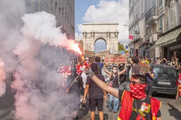 Francia promete medidas a los estudiantes para rebajar la tensión en las protestas que sacuden el país por décimo día consecutivo