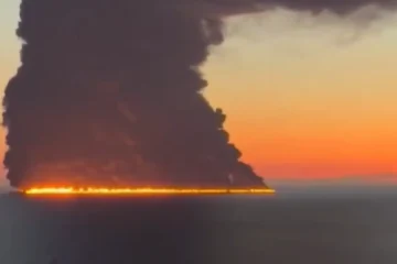 Arde un petrolero de la ‘flota fantasma’ rusa tras ser atacado por drones ucranianos: sus 23 tripulantes han sido rescatados