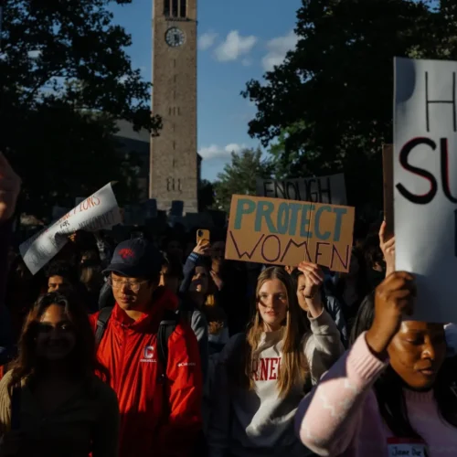 Una violación grupal, dos años de inacción… El escándalo en la universidad de Cornell desata la indignación de docentes y alumnos