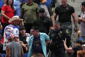 Trump interrumpido dos veces por manifestantes en un mitin en Texas: «No sabe que su madre votó por Trump»