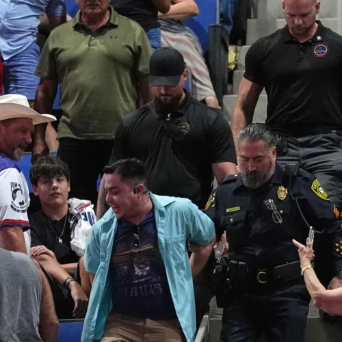Trump interrumpido dos veces por manifestantes en un mitin en Texas: «No sabe que su madre votó por Trump»