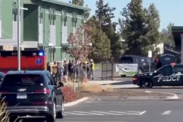 La superviviente de un tiroteo escolar en 2001 revive su pesadilla: su hijo estaba en el colegio de Oregón de la matanza del jueves