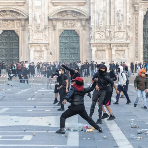 Italia vive protestas violentas contra el coste de la vida: los disturbios se extienden por las calles de Milán, Turín y Bolonia