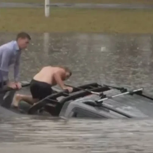 Un reportero de una televisión australiana salva a un conductor de ahogarse cuando su coche se hundía en unas inundaciones