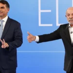 Los diez momentos del último debate entre Lula y Flávio Bolsonaro en Brasil: del grosor del papel higiénico a los nueve dedos de Lula