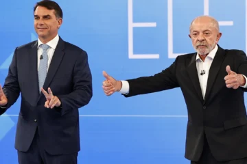 Los diez momentos del último debate entre Lula y Flávio Bolsonaro en Brasil: del grosor del papel higiénico a los nueve dedos de Lula