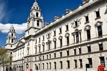 Otro millonario abandona Londres para pagar menos impuestos en un paraíso fiscal del Canal de la Mancha