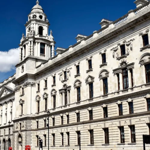 Otro millonario abandona Londres para pagar menos impuestos en un paraíso fiscal del Canal de la Mancha