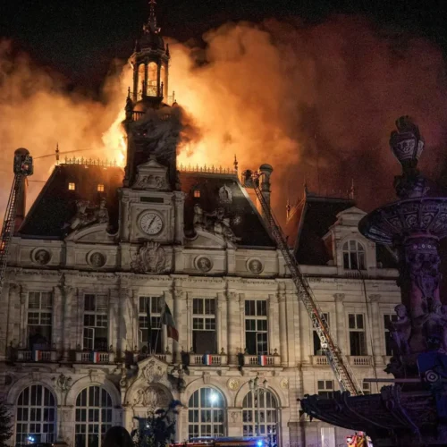 Ingresan en prisión los dos detenidos por el incendio del ayuntamiento de Limoges