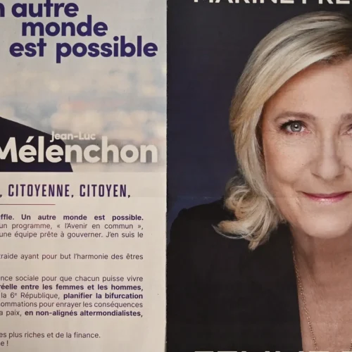Le Pen y Mélenchon ya copan la segunda vuelta presidencial en Francia, según un sondeo