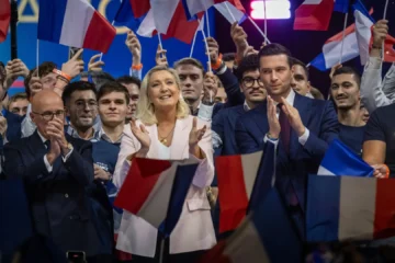 Marine Le Pen promete seguridad y soberanía para lanzar su carrera al Elíseo