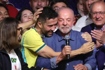 Lula culmina la remontada en Brasil y logra su cuarto mandato frente a un Flávio Bolsonaro que impugnará el resultado