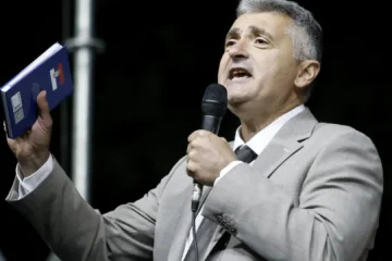 Así es Ilija Srdanovic, el médico cardiólogo que lidera la victoria estudiantil en Serbia y se define como «un soldado de la libertad»