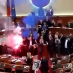 Bengalas, humo y caos en el Parlamento de Albania: la oposición toma el hemiciclo para exigir la dimisión de Rama