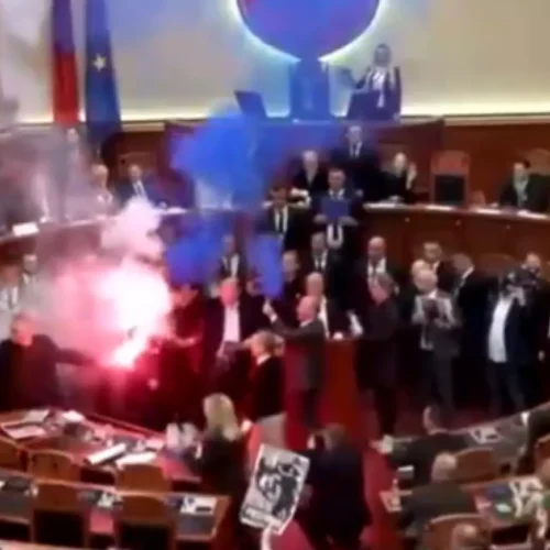 Bengalas, humo y caos en el Parlamento de Albania: la oposición toma el hemiciclo para exigir la dimisión de Rama