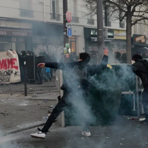 Tercer sábado de disturbios en Francia: al menos 296 detenidos en varias ciudades