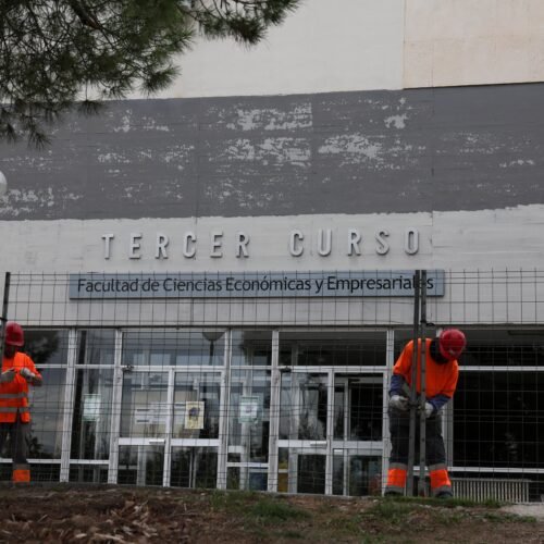 Profesores y arquitectos piden frenar el derribo de edificios en la Complutense por su valor histórico: “Son un lugar de memoria”