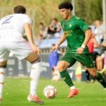 El Betis Deportivo aprovecha la superioridad numérica para ganar en Marbella (0-2) y consolidarse como líder