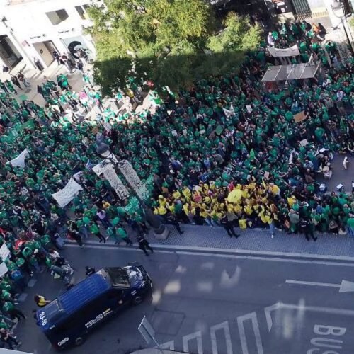 Los profesores en huelga cortan la Gran Vía de Madrid durante una hora en una manifestación por la educación pública