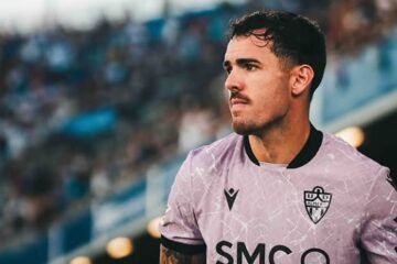 Álex Sola, futbolista del Almería, estrella de madrugada su coche contra otros vehículos estacionados y huye del lugar corriendo