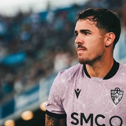 Álex Sola, futbolista del Almería, estrella de madrugada su coche contra otros vehículos estacionados y huye del lugar corriendo